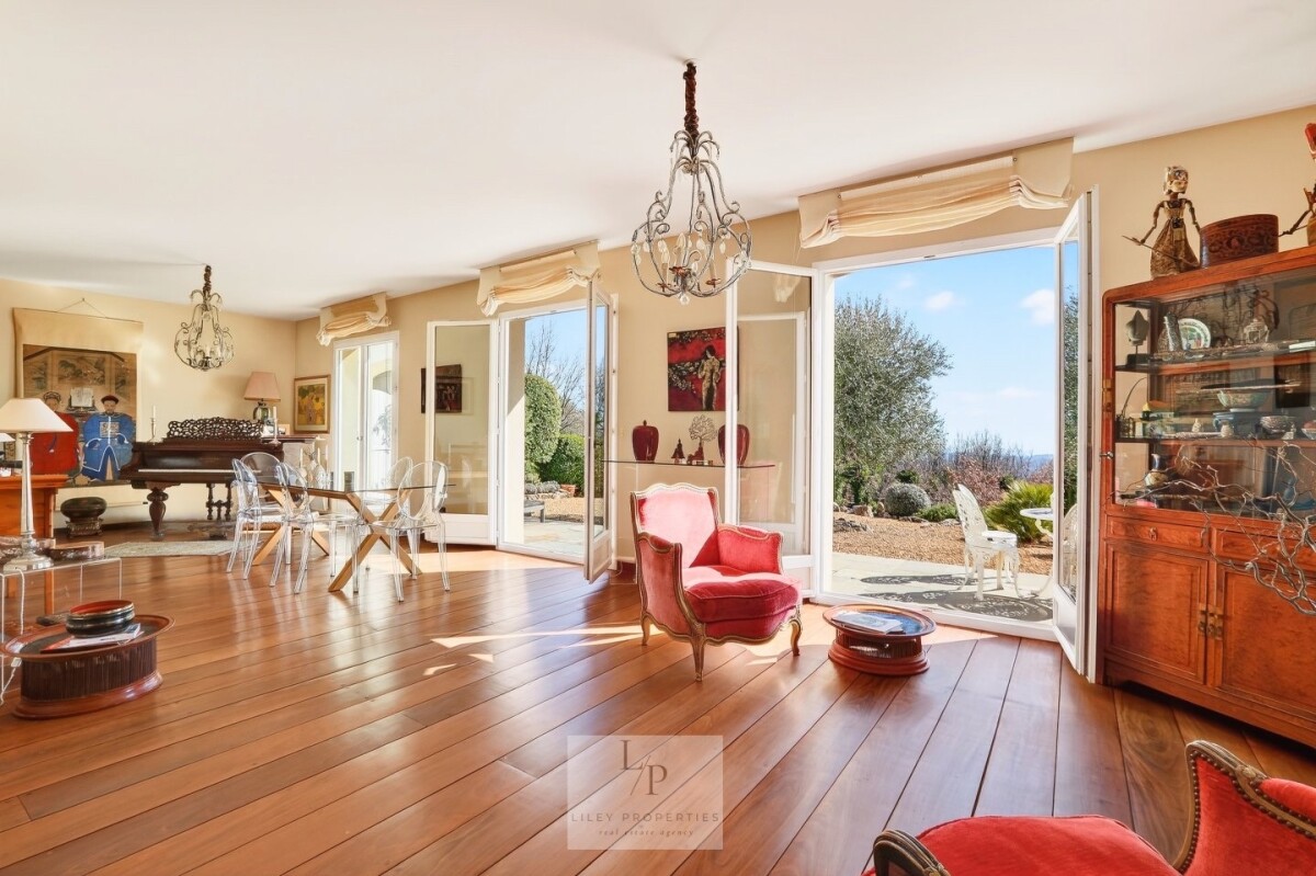 Intérieur de villa avec vue panoramique Intérieur d'une villa avec vue panoramique sur le paysage provençal.