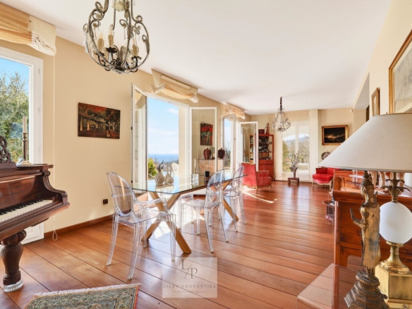 Intérieur d'une villa avec vue panoramique, piano et mobilier élégant.