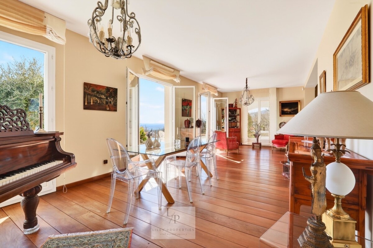 Intérieur de villa avec vue panoramique Intérieur d'une villa avec vue panoramique, piano et mobilier élégant.