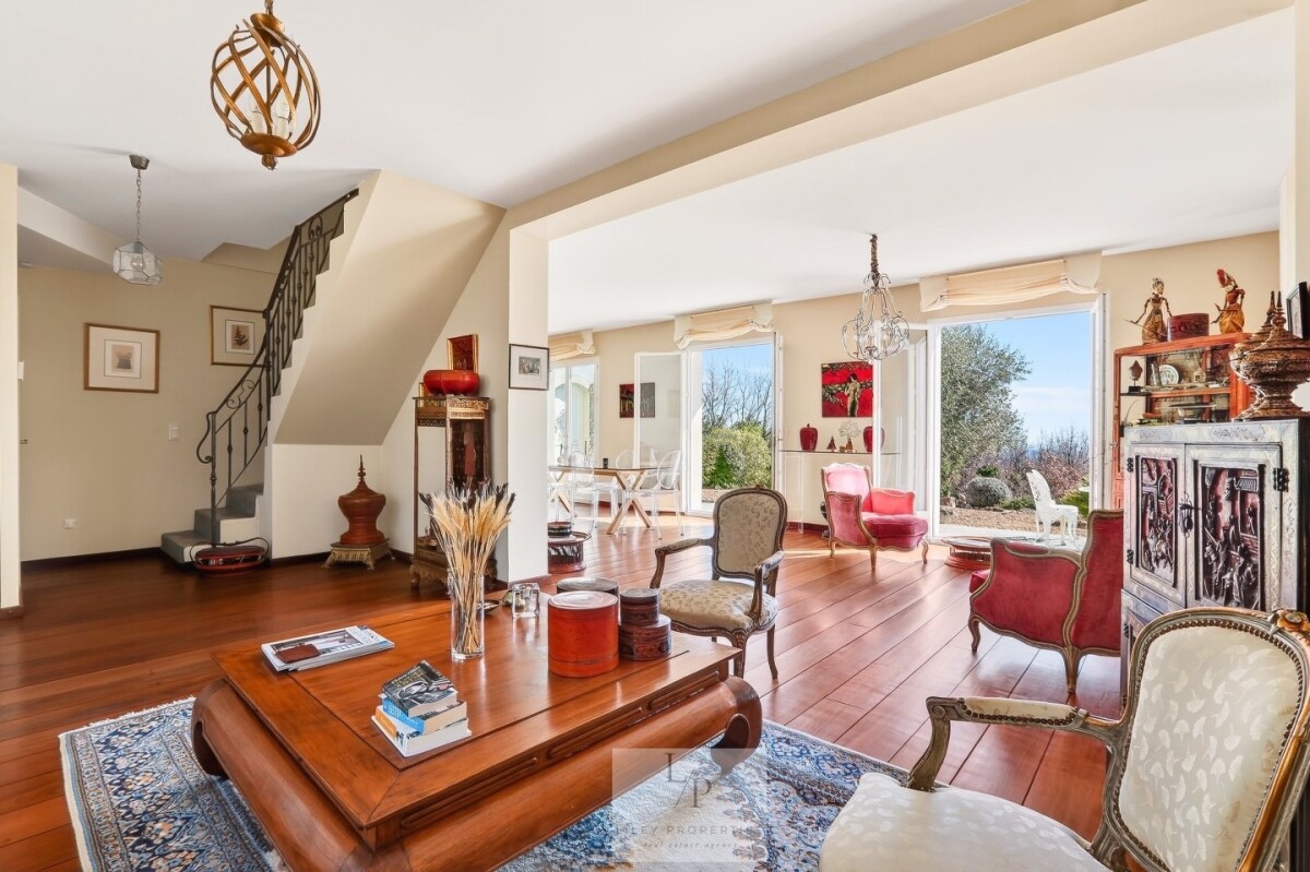 Intérieur d’une villa à Mons Intérieur d'une villa élégante avec vue sur un paysage provençal, mobilier raffiné et lumière naturelle.