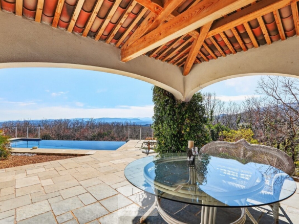 Terrasse avec vue sur la nature et piscine, villa dans le canton de Fayence.
