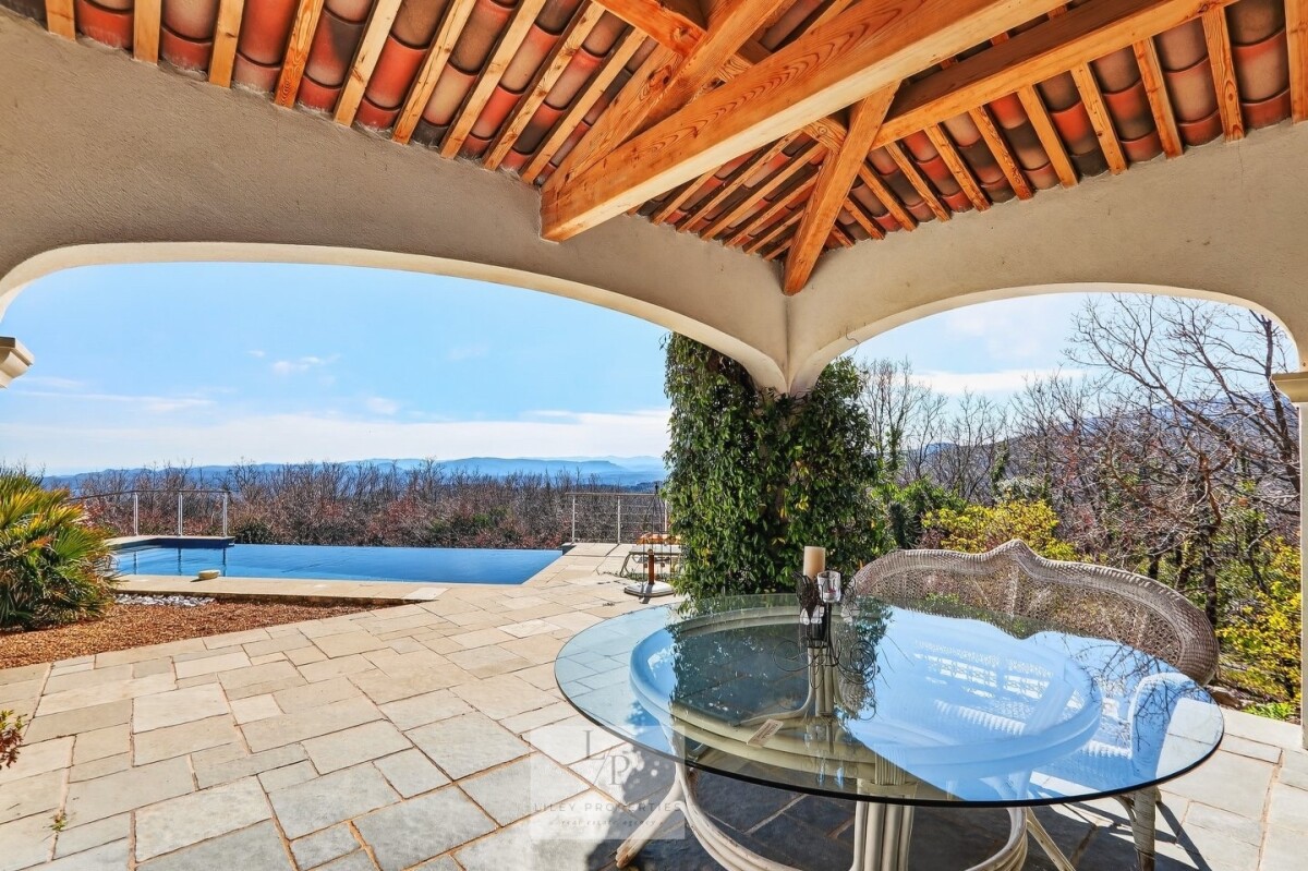 Vue panoramique depuis la terrasse Terrasse avec vue sur la nature et piscine, villa dans le canton de Fayence.