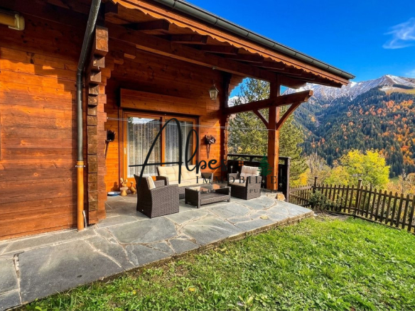 Chalet en bois avec terrasse et vue sur les montagnes à La Clusaz