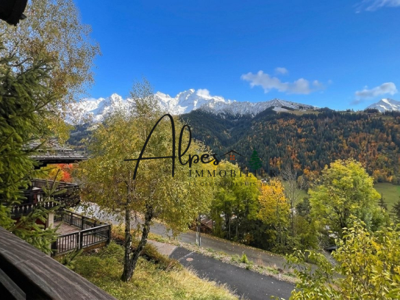 Vue panoramique sur les montagnes depuis un chalet à La Clusaz