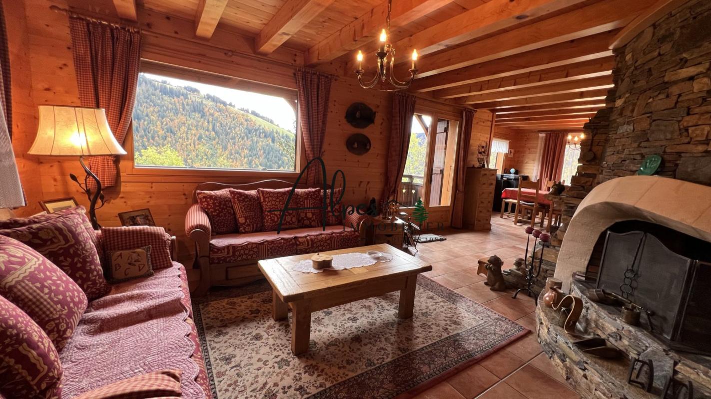 Intérieur d’un chalet à La Clusaz Intérieur d'un chalet en bois avec salon confortable et vue sur la montagne.