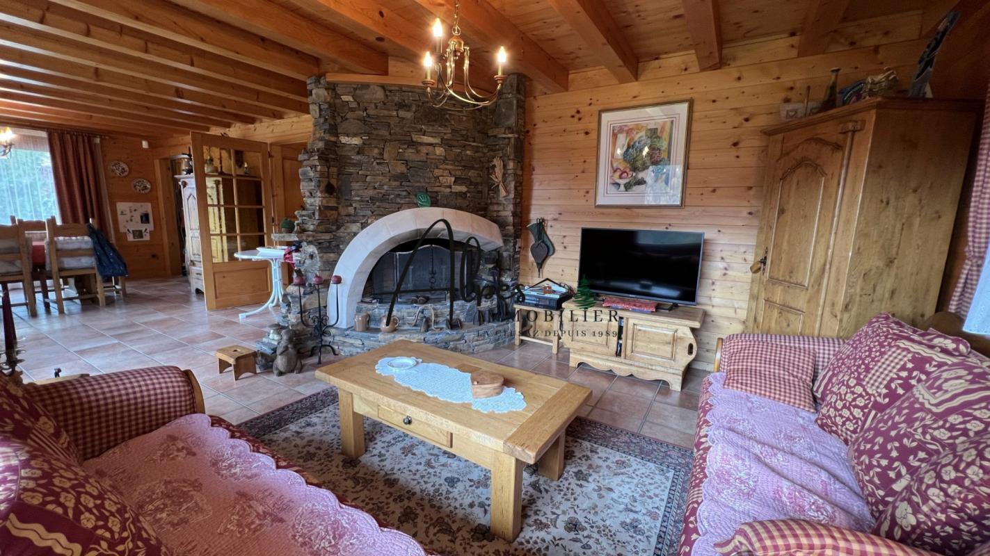 Intérieur d’un chalet d’exception à La Clusaz Intérieur d'un chalet en bois avec cheminée et mobilier traditionnel à La Clusaz.