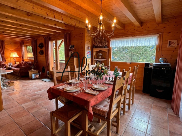 Intérieur d'un chalet en bois avec salle à manger et cuisine, La Clusaz