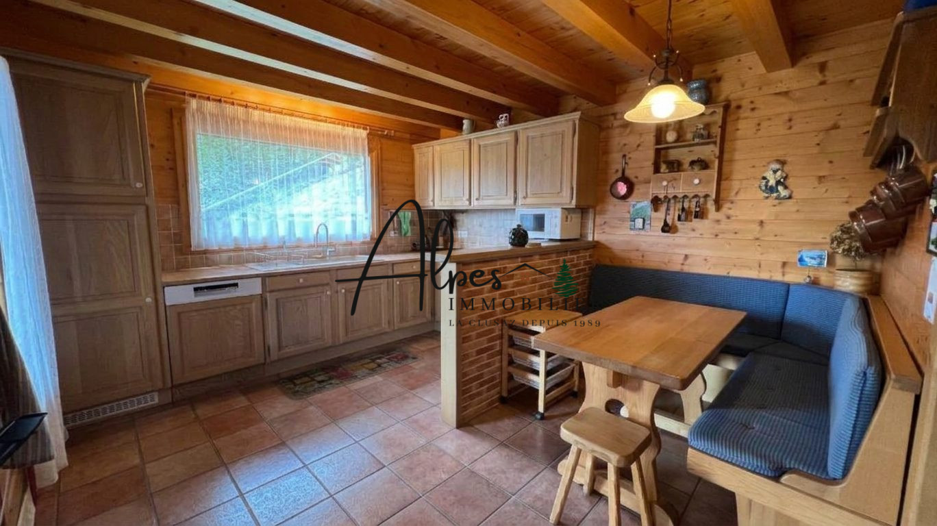 Intérieur d’un chalet à La Clusaz Intérieur d'un chalet en bois avec cuisine équipée et coin repas à La Clusaz.