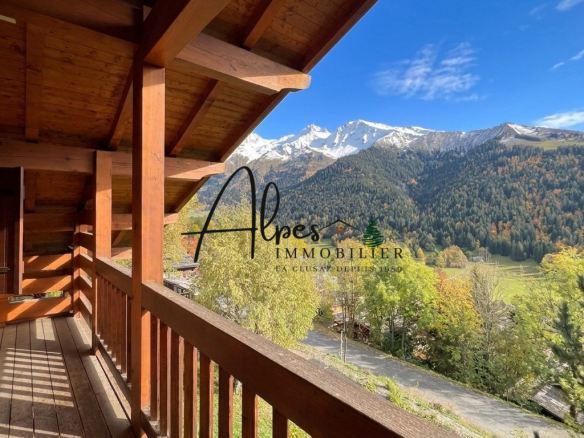 Balcon d'un chalet avec vue sur les montagnes à La Clusaz