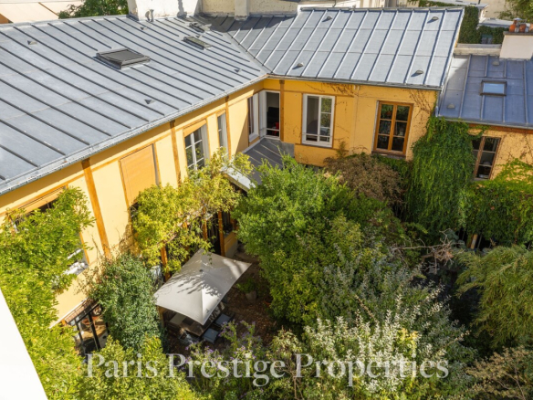 Vue aérienne d'un ancien atelier d'artiste avec jardin à Paris 11ème, entouré de végétation.