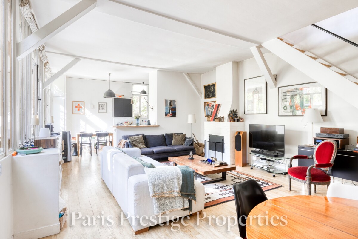Atelier d’artiste à Paris 11ème Intérieur d'un ancien atelier d'artiste à Paris, avec un salon lumineux et un espace de vie chaleureux.