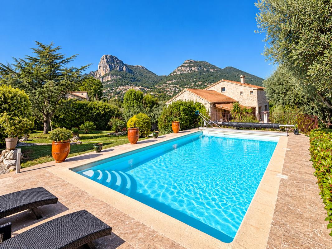 Propriété avec piscine à La Gaude Propriété avec piscine et vue sur les Baous à La Gaude, jardin arboré et espace extérieur.