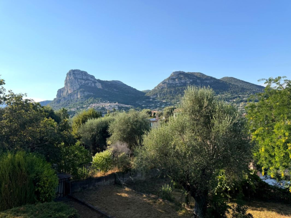 Vue dégagée sur les montagnes des Baous depuis une propriété arborée à La Gaude.