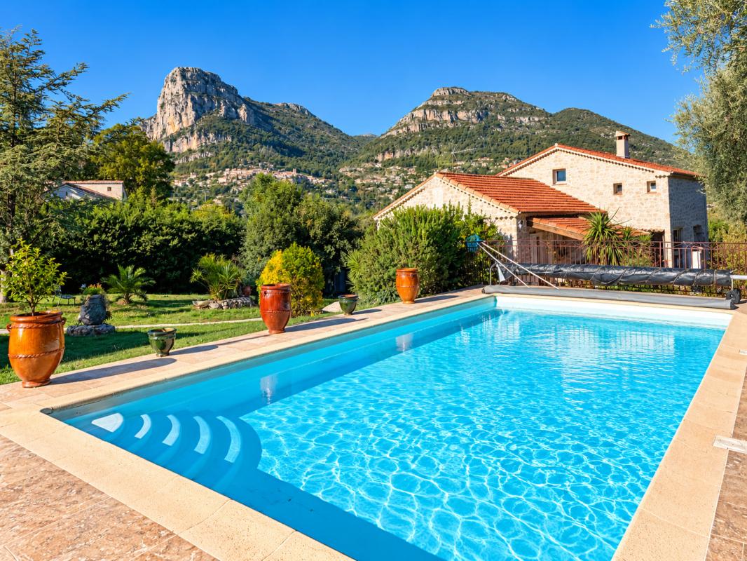 Propriété avec piscine à La Gaude Propriété avec piscine et vue sur les Baous à La Gaude, entourée de verdure.