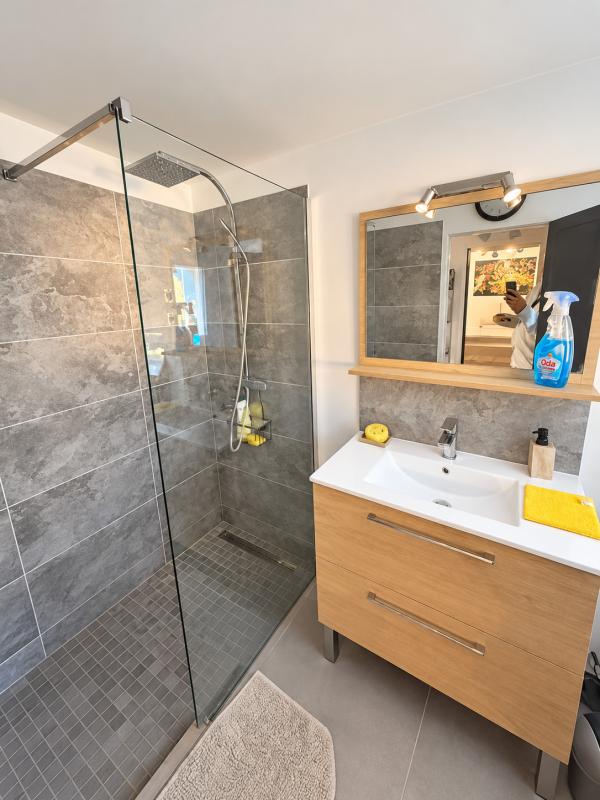 Salle de bain contemporaine Salle de bain moderne avec douche en verre et meuble en bois.