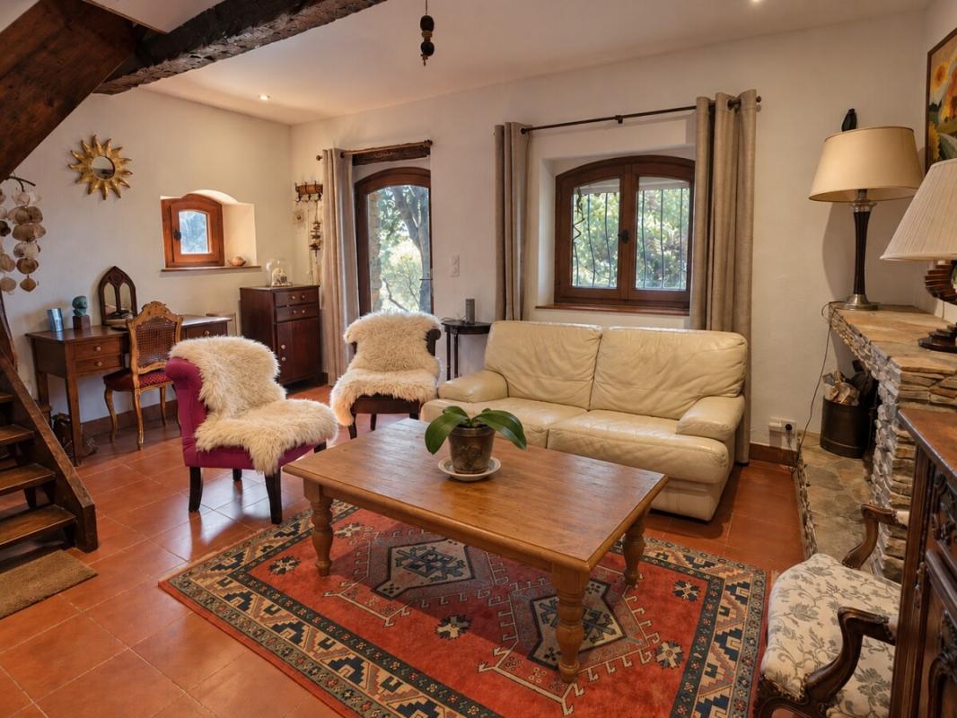 Intérieur d’une bergerie à Lorgues Intérieur d'une bergerie du XVIIIe siècle avec salon, cheminée et mobilier en bois à Lorgues.