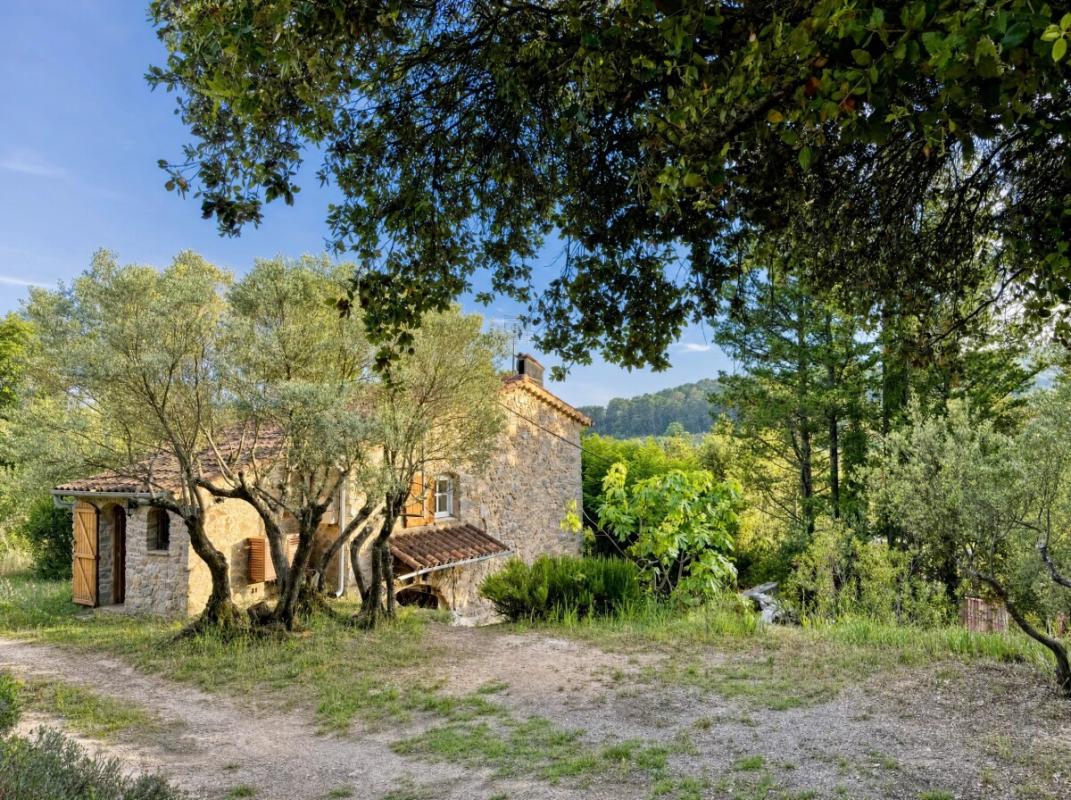 Authentique bergerie à Lorgues Bergerie en pierre du XVIIIe siècle entourée d'oliviers à Lorgues, avec piscine et terrain verdoyant.