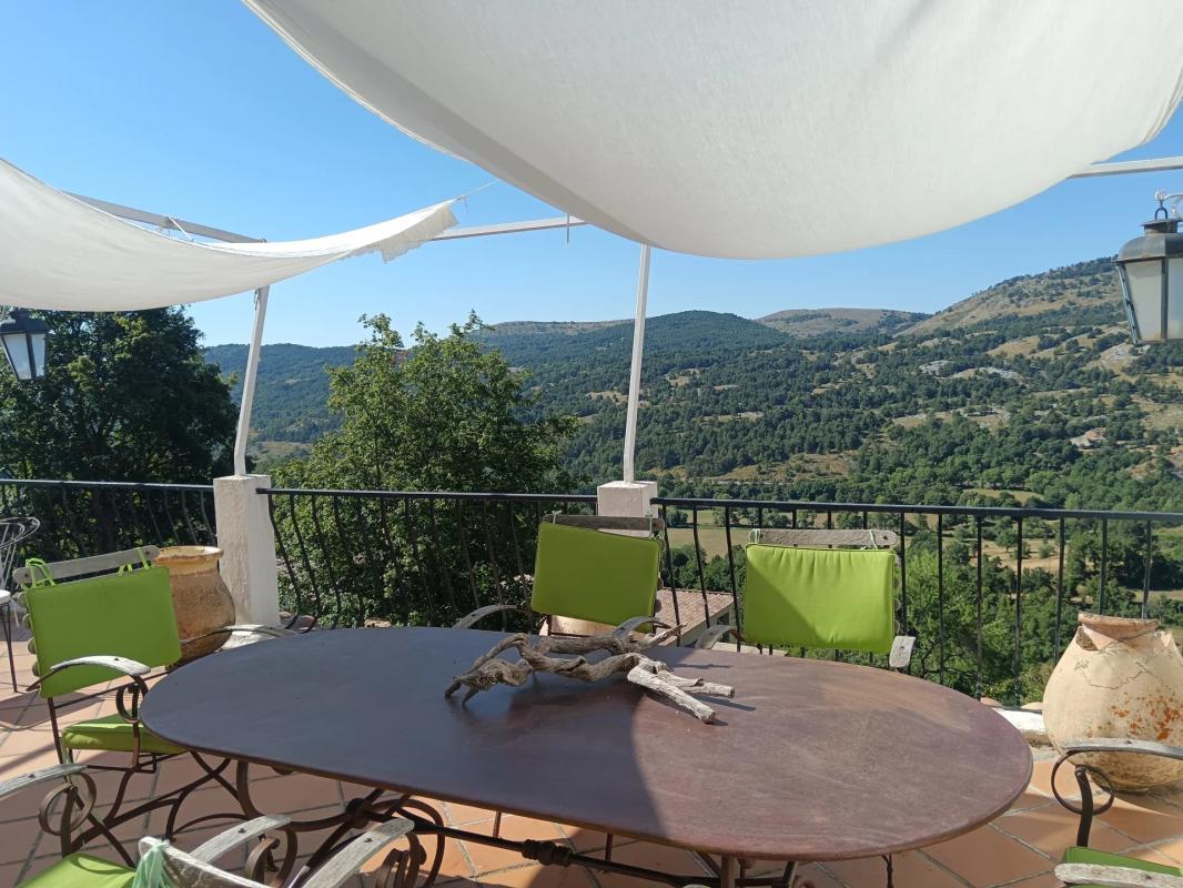 Terrasse avec vue à Coursegoules Terrasse d'une ancienne auberge à Coursegoules avec vue sur les collines environnantes.