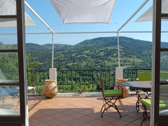 Terrasse avec vue sur la vallée à Coursegoules, ancienne auberge de caractère.
