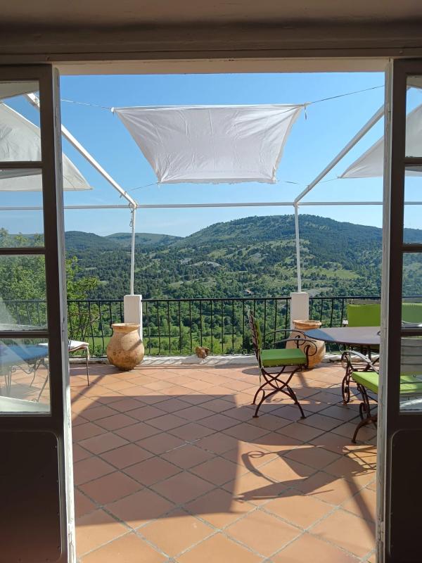 Terrasse de l’ancienne auberge à Coursegoules Terrasse avec vue sur la vallée à Coursegoules, ancienne auberge de caractère.