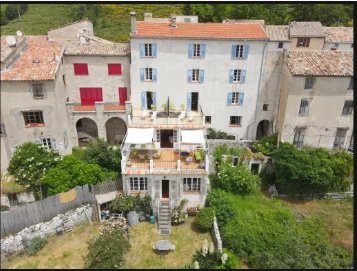 Vue aérienne d'une ancienne auberge de caractère à Coursegoules, avec terrasse et jardin.