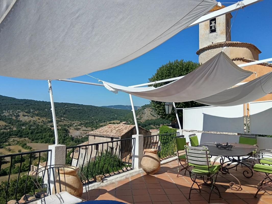 Terrasse de l’ancienne auberge à Coursegoules Terrasse avec vue sur les collines et village à Coursegoules, ancienne auberge de caractère.
