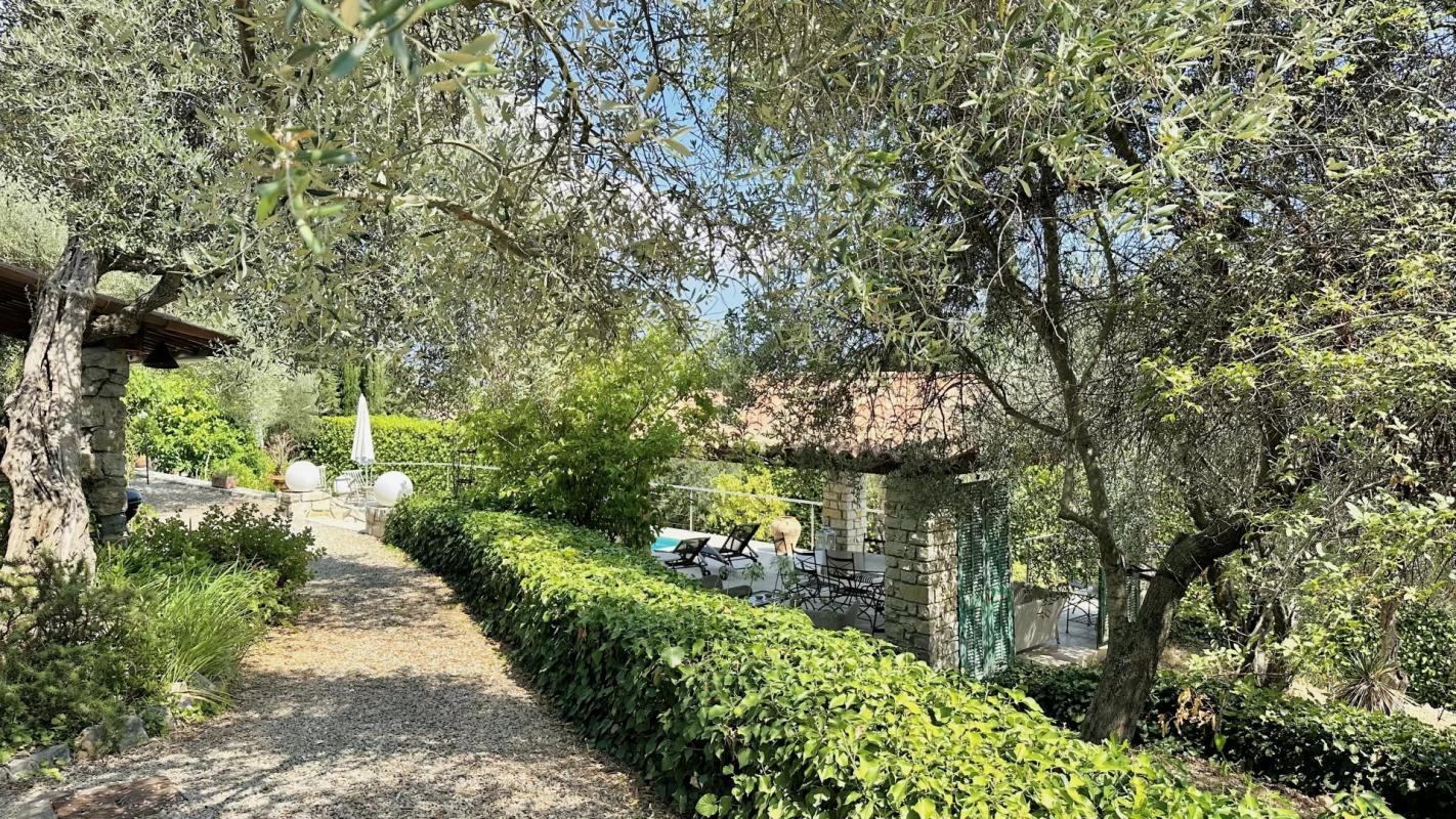 Villa avec piscine à Le Tignet Chemin menant à une villa avec piscine entourée d'arbres et de verdure à Le Tignet.