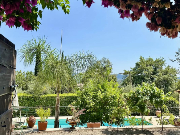 Vue sur la piscine et le jardin d'une villa avec des plantes et des arbres, Le Tignet.