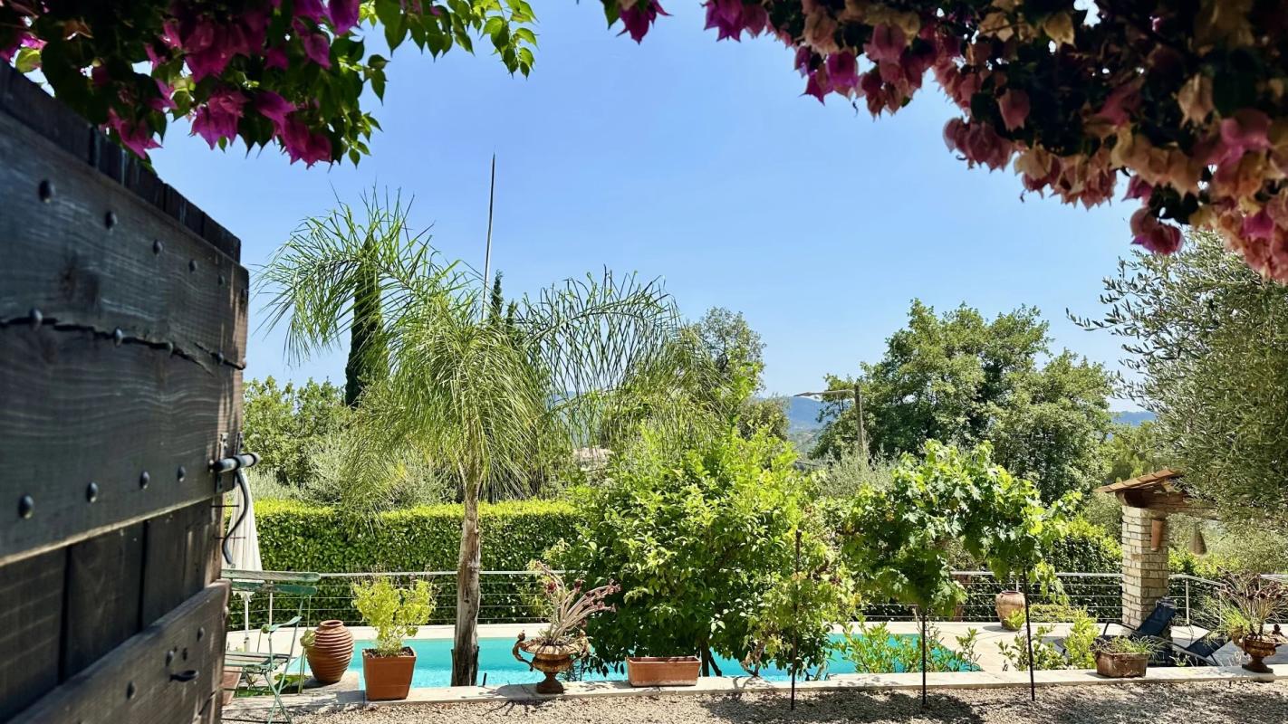 Villa avec piscine et jardin à Le Tignet Vue sur la piscine et le jardin d'une villa avec des plantes et des arbres, Le Tignet.