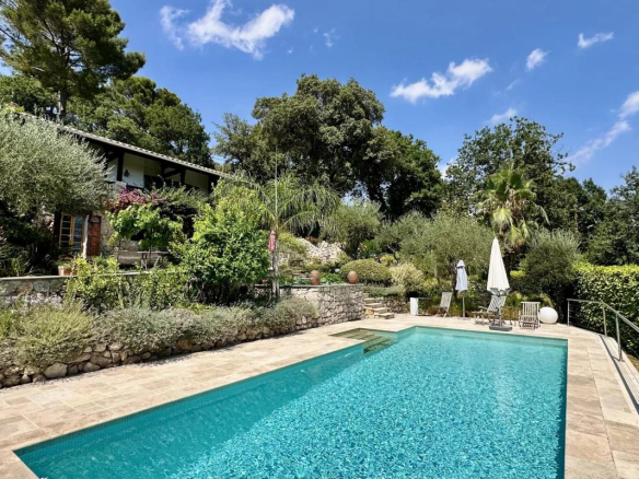 Villa avec piscine et jardin paysager à Le Tignet, vue sur la nature environnante.