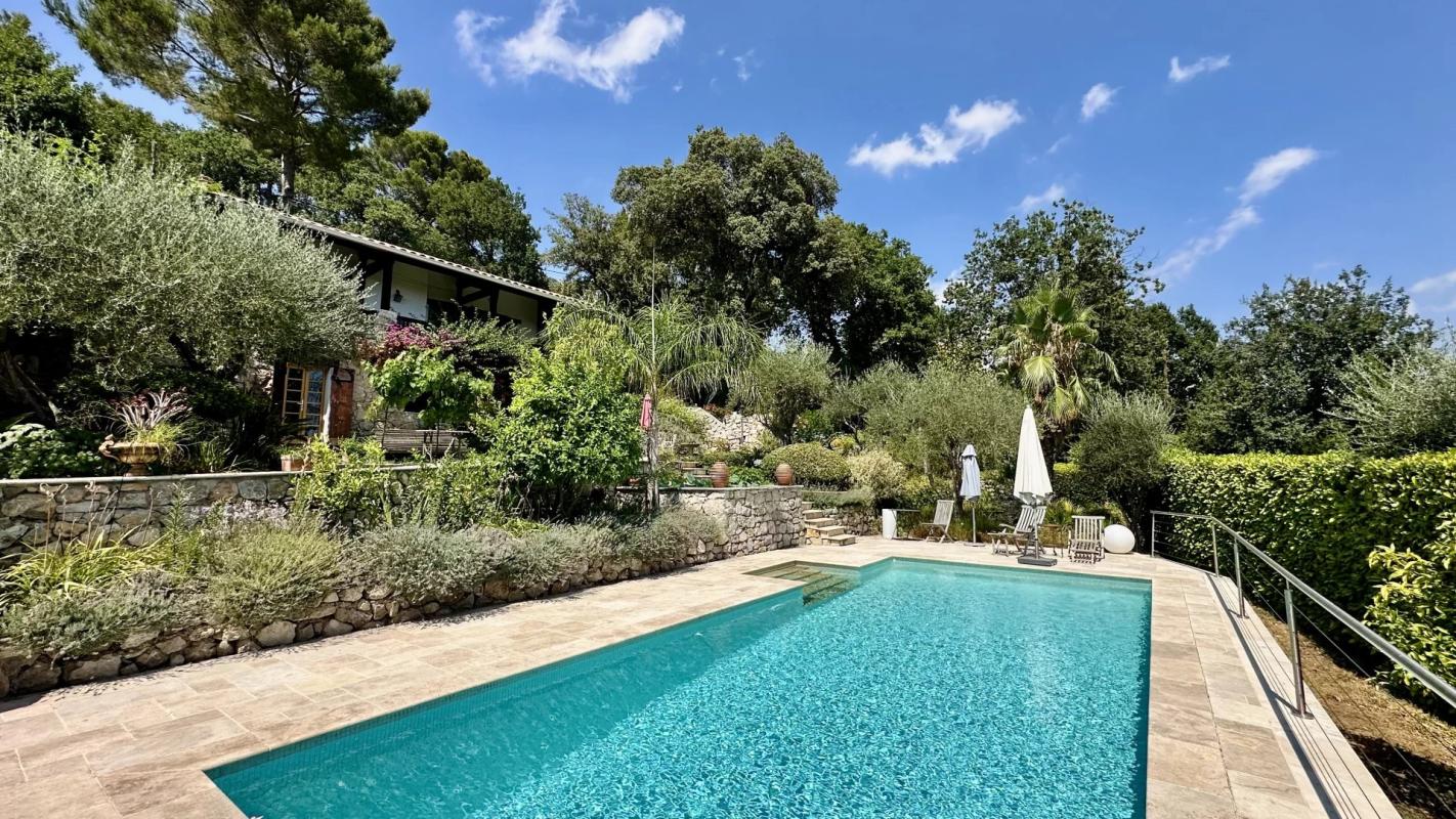 Villa de charme avec piscine à Le Tignet Villa avec piscine et jardin paysager à Le Tignet, vue sur la nature environnante.