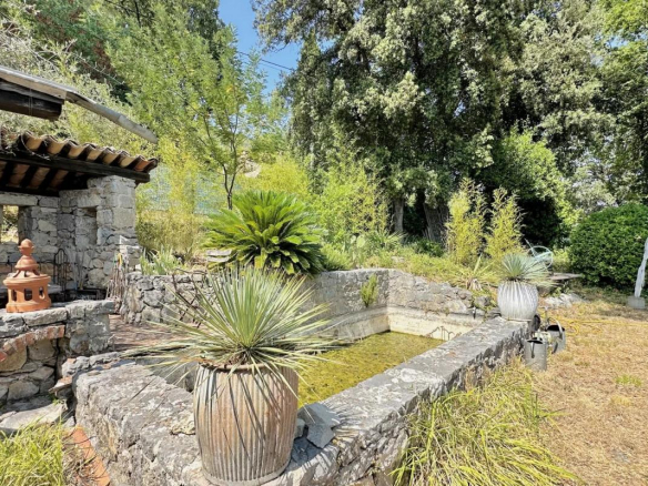 Jardin paysager avec bassin et plantes dans une villa au Tignet
