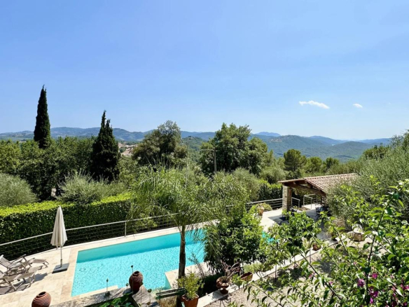Vue panoramique d'une villa avec piscine et jardin à Le Tignet, Provence.