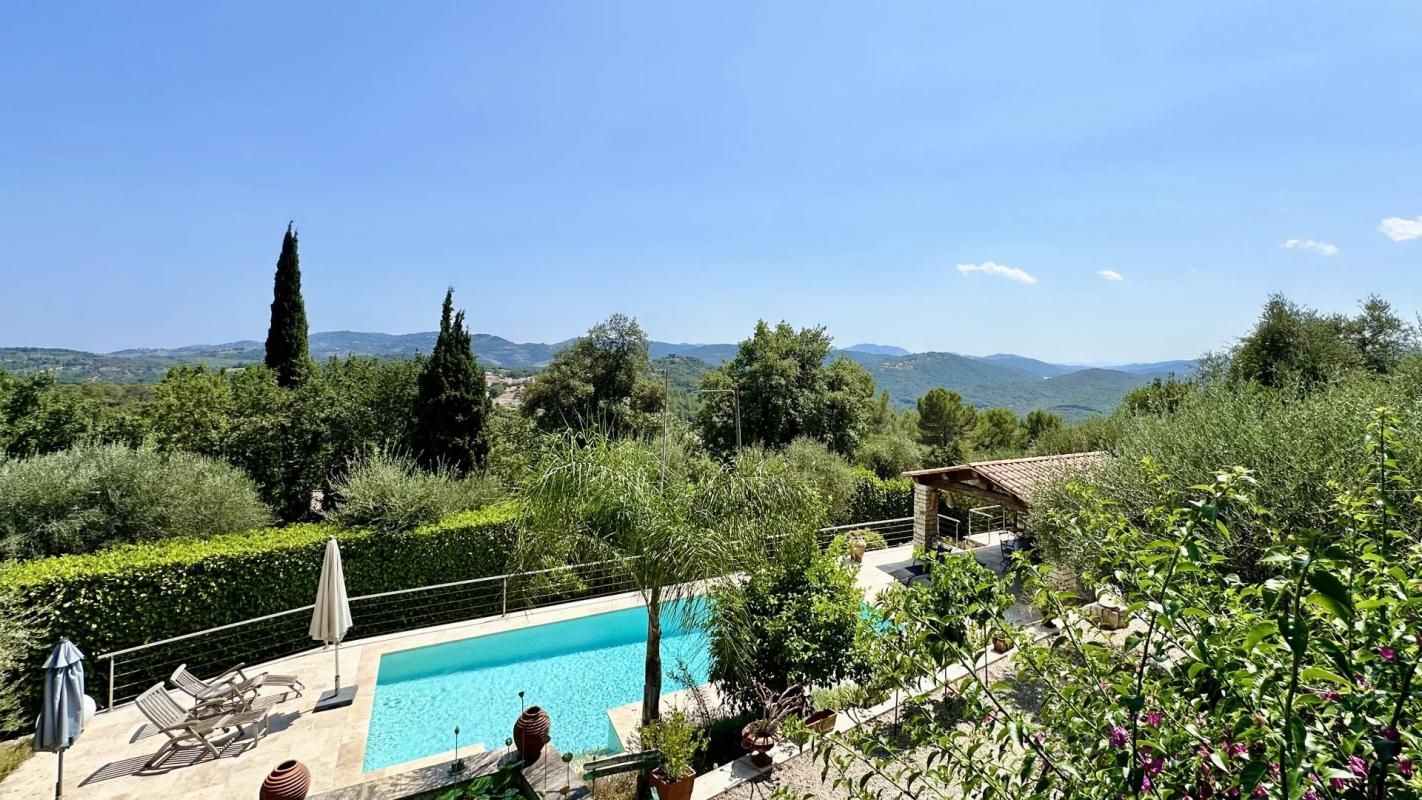 Villa de charme avec piscine à Le Tignet Vue panoramique d'une villa avec piscine et jardin à Le Tignet, Provence.