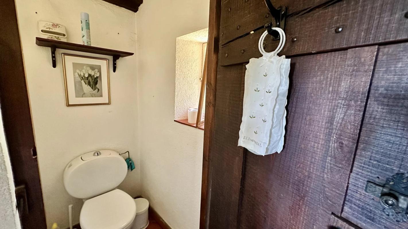 Salle de bain avec toilettes Intérieur d'une salle de bain avec toilettes et décoration simple.