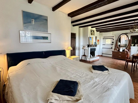 Chambre spacieuse avec lit double et salon dans une villa au Tignet