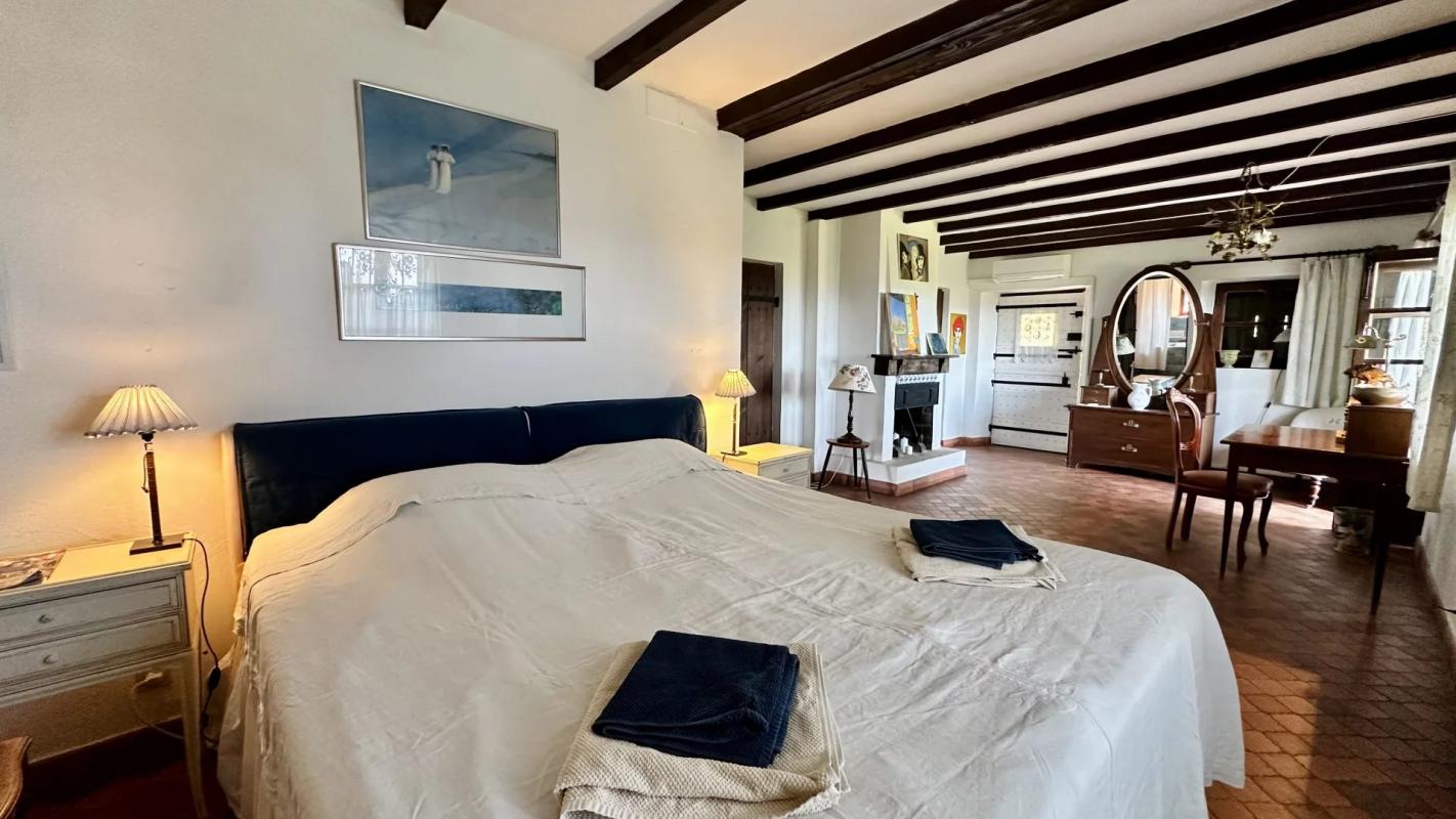 Intérieur d’une villa au Tignet Chambre spacieuse avec lit double et salon dans une villa au Tignet