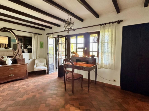 Intérieur d'une villa de charme avec mobilier en bois et lumière naturelle, Le Tignet