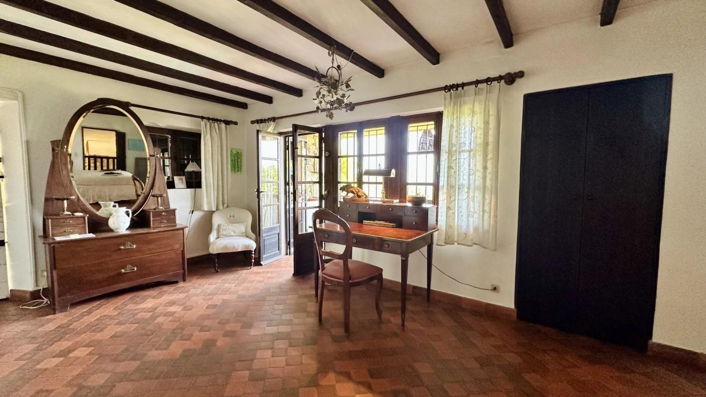 Intérieur d’une villa avec vue Intérieur d'une villa de charme avec mobilier en bois et lumière naturelle, Le Tignet