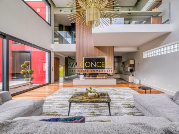 Intérieur d'une maison d'architecte moderne avec salon lumineux et cheminée.