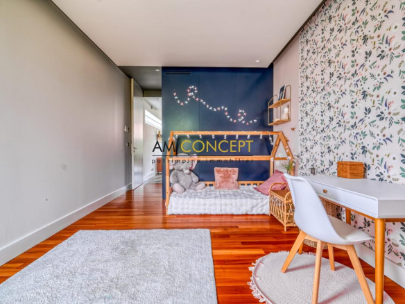 Intérieur d'une maison d'architecte à Chessy avec un espace de vie moderne et décor floral.