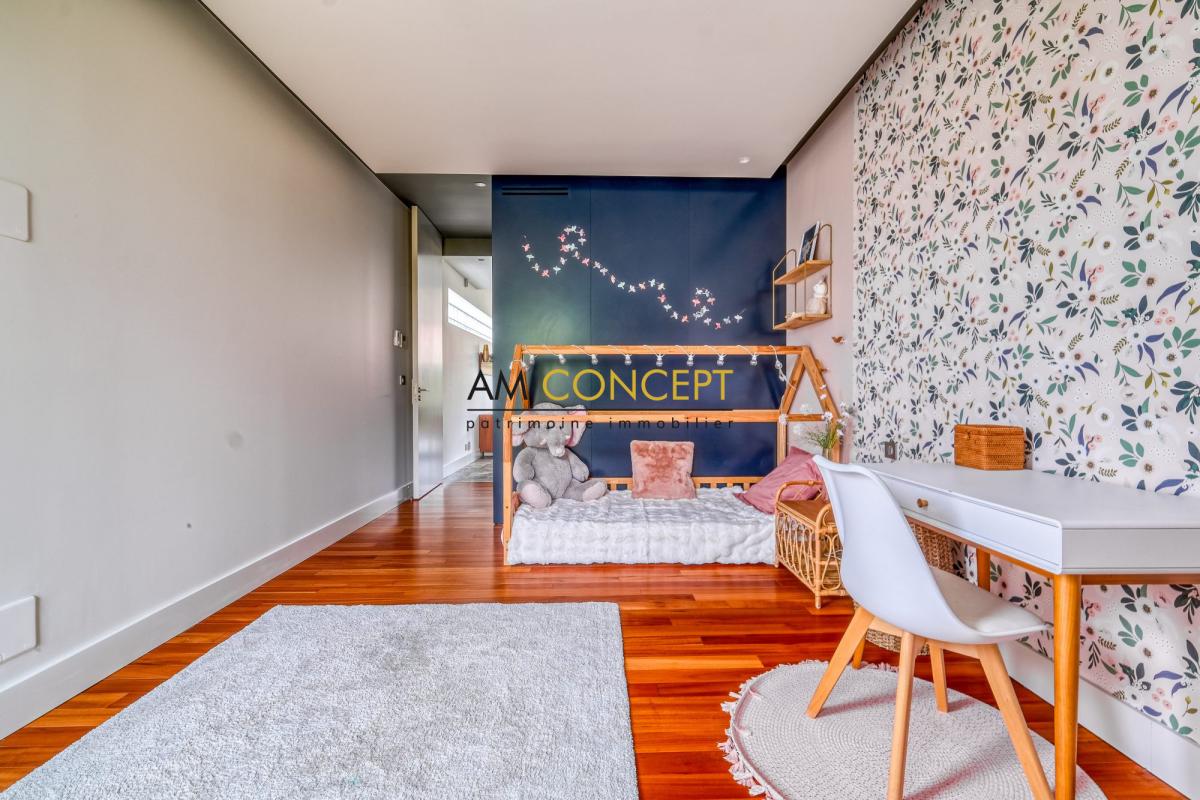 Intérieur moderne d’une maison d’architecte Intérieur d'une maison d'architecte à Chessy avec un espace de vie moderne et décor floral.