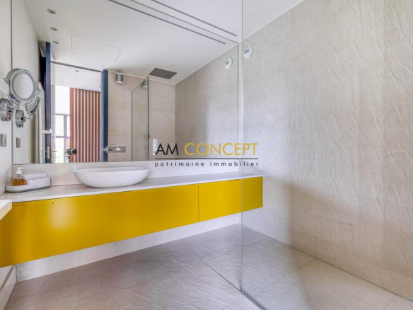 Salle de bain moderne avec meuble sous vasque jaune et miroir, lumière naturelle