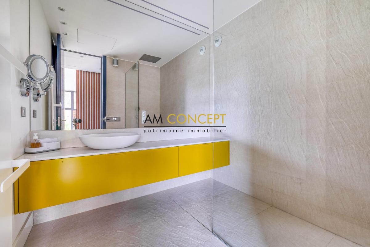 Salle de bain contemporaine Salle de bain moderne avec meuble sous vasque jaune et miroir, lumière naturelle