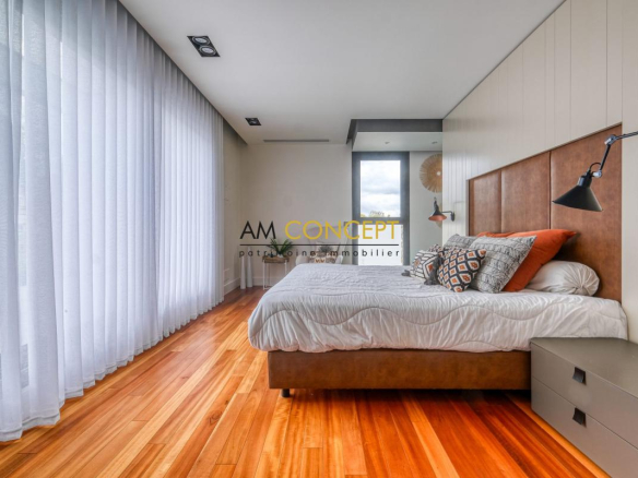 Chambre moderne avec lit double et fenêtres en rideaux à Chessy.