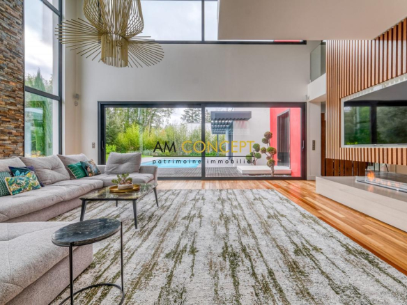 Intérieur d'une maison d'architecte moderne avec un salon lumineux et une décoration contemporaine.