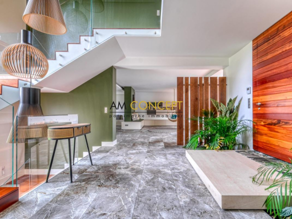 Intérieur d'une maison d'architecte moderne avec un hall d'entrée spacieux et élégant.