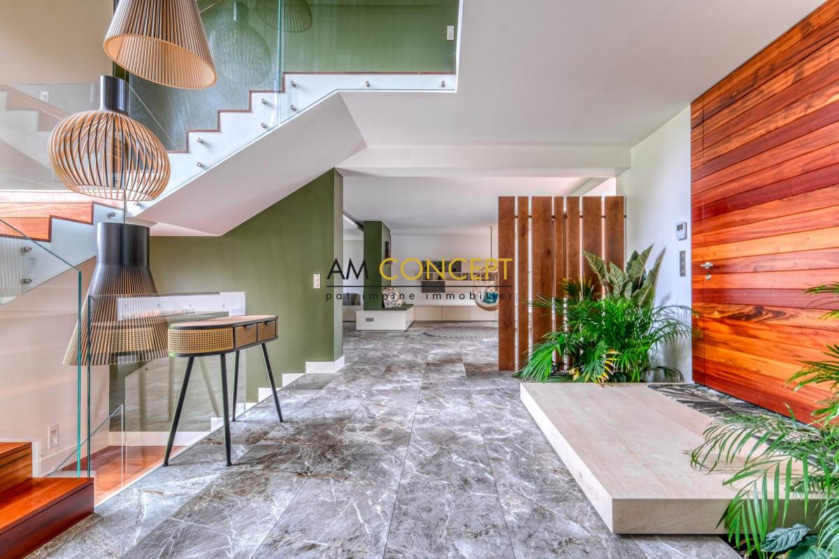 Intérieur d’une maison d’architecte à Chessy Intérieur d'une maison d'architecte moderne avec un hall d'entrée spacieux et élégant.