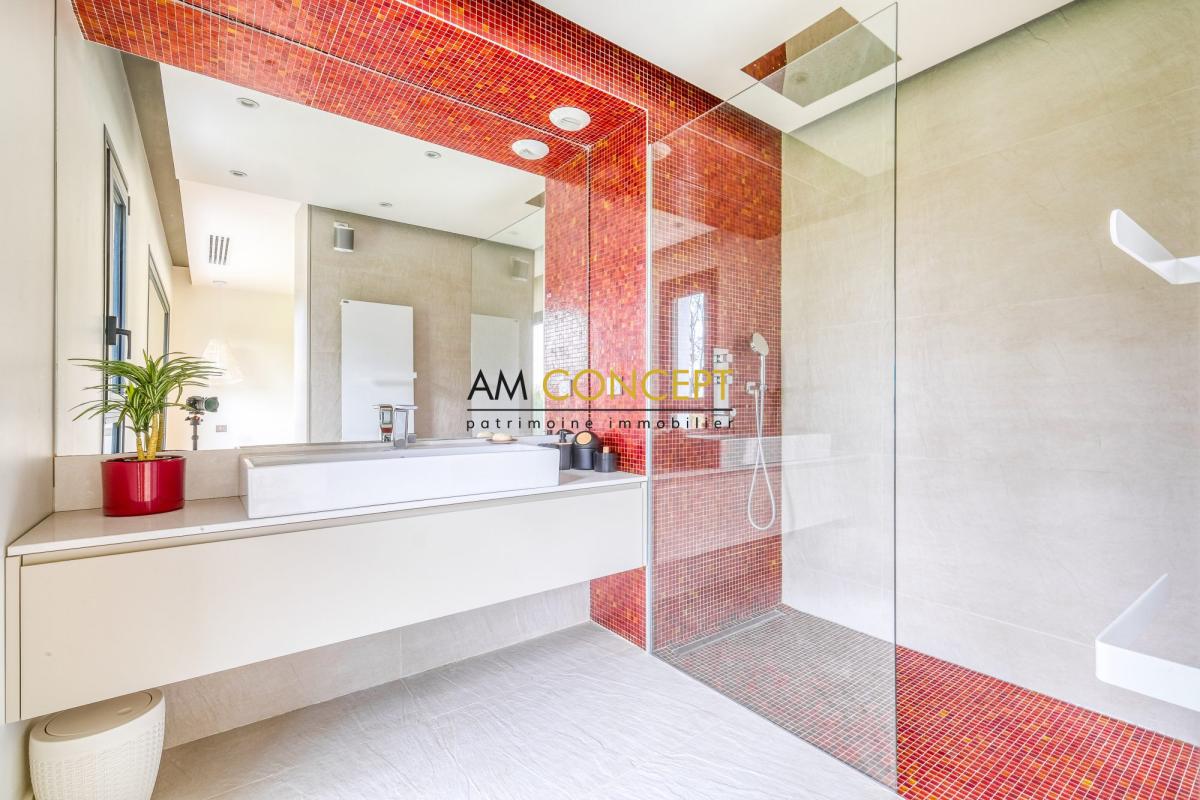 Salle de bains contemporaine Salle de bains moderne avec douche à l'italienne et lavabo sur meuble.