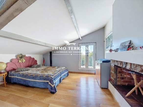 Chambre spacieuse avec lit et balcon dans une maison à Nice Mont Boron.
